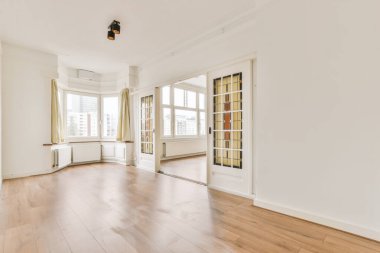 Geniş pencereli bir odanın içi