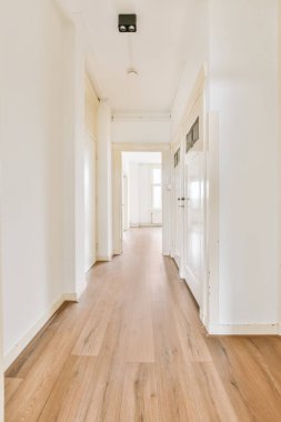 Gün ışığında uzun ve boş bir koridor.