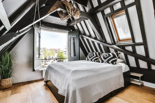 Stijlvolle zolderkamer met een zacht bed — Stockfoto