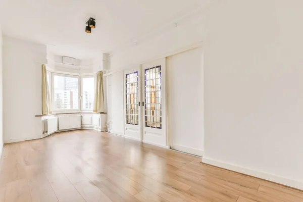 Interior de um quarto com grandes janelas — Fotografia de Stock