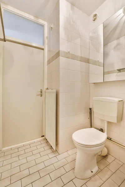 Klein schoon toilet — Stockfoto