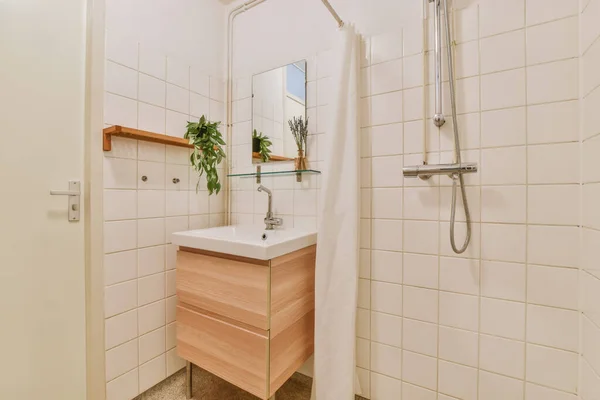 최소의 스타일로 된 즐거운 욕실 — 스톡 사진