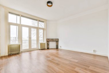 Geniş pencereli bir odanın içi