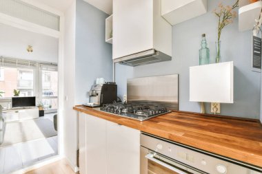 Ahşap tezgahı olan küçük, hoş bir mutfak.