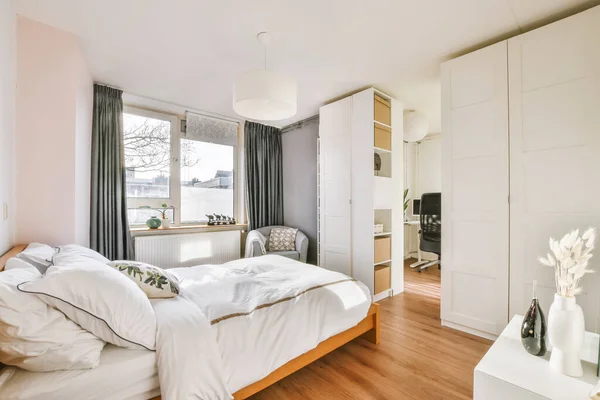 Un dormitorio encantador en un estilo minimalista — Foto de Stock