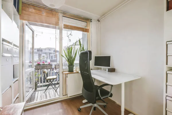 Wspaniały pokój pracy z białym biurkiem — Zdjęcie stockowe