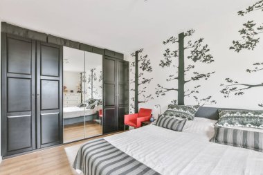 Güzel duvar kâğıdı ve yumuşak yataklı şık bir yatak odası.