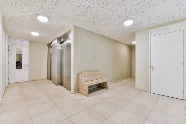 엘리베이터가 있는 집안의 실내 강당 — 스톡 사진