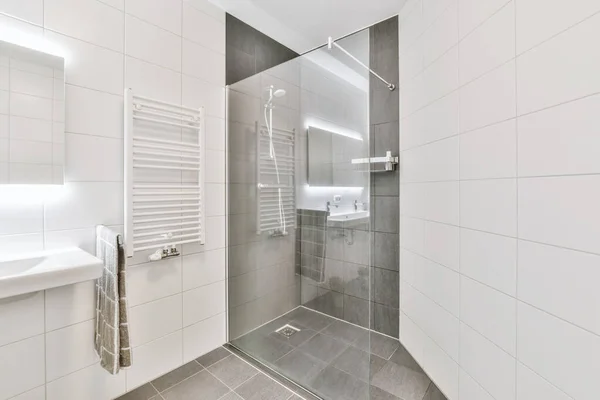 아늑 한 샤워기가 있는 아름다운 욕실 — 스톡 사진