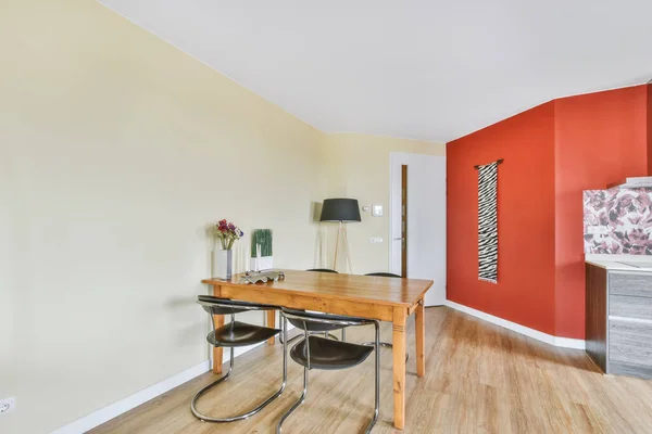 빨간 벽 하나가 있는 아름다운 방 — 스톡 사진