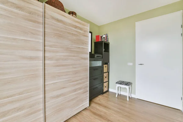 Ruang kerja minimalis bergaya dengan lantai parket — Stok Foto