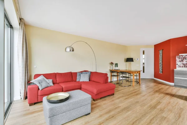 Elegante sala de estar con sofá rojo suave —  Fotos de Stock
