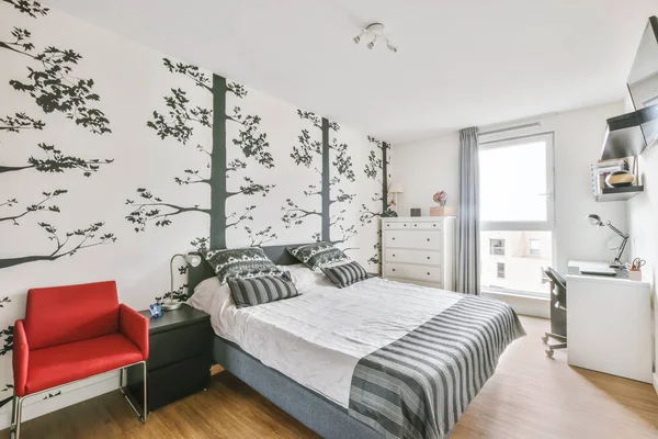 아름다운 벽지와 부드러운 침대가 있는 아름다운 침실 — 스톡 사진