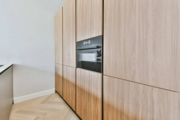 Dapur menarik dengan unit dapur kayu — Stok Foto