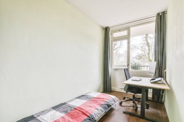 Masası olan büyüleyici bir yatak odası.