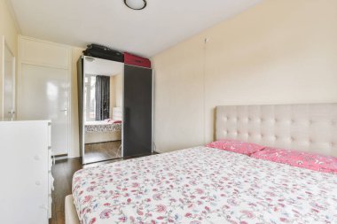 Hoş bir yatak odası ve şirin bir yatak odası var.