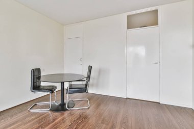 Siyah deri koltukları olan hoş bir yemek salonu.