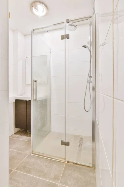 Encantador banheiro com chuveiro elegante — Fotografia de Stock