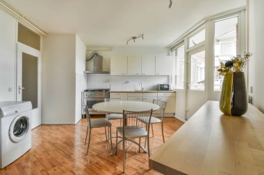 Parlak yemek odası.