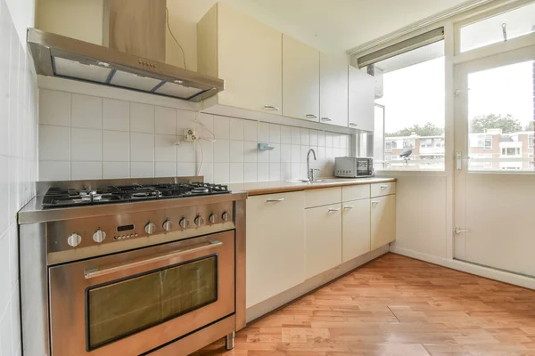 Küche in moderner Wohnung — Stockfoto