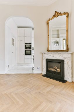 Siyah şöminesi ve büyük aynası olan harika bir oda.