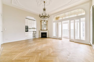 Siyah şömineli boş bir odanın inanılmaz tasarımı.