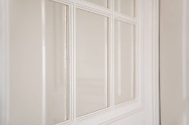 Pencereli kar beyazı kapı