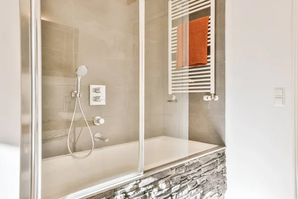 Moderne und stilvolle Badewanne mit Wandheizkörper — Stockfoto