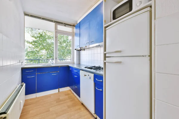 Mavi mutfak seti olan modern mutfak. — Stok fotoğraf