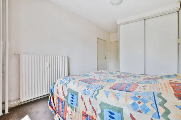 Um quarto moderno com uma cama grande coberta — Fotografia de Stock