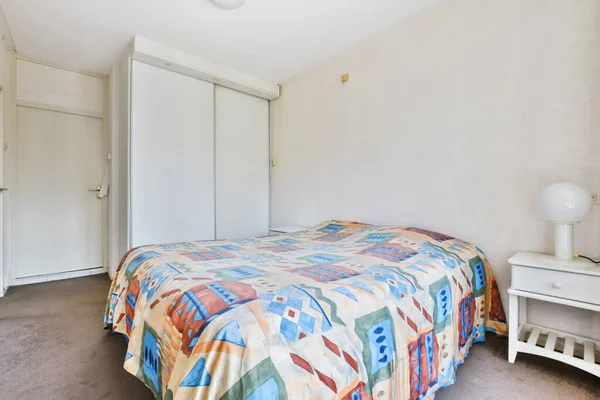 Современная спальня с большой кроватью покрыты — стоковое фото