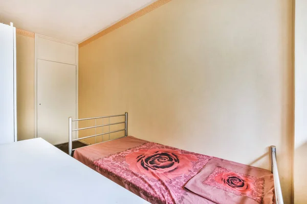 Сучасна спальня з односпальним ліжком, покритим червоним покриттям — стокове фото