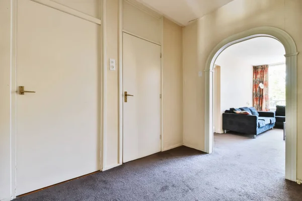 Современная квартира с большим коридором — стоковое фото