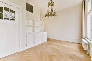 Odanın muhteşem tasarımı ve güzel bir avizesi var.