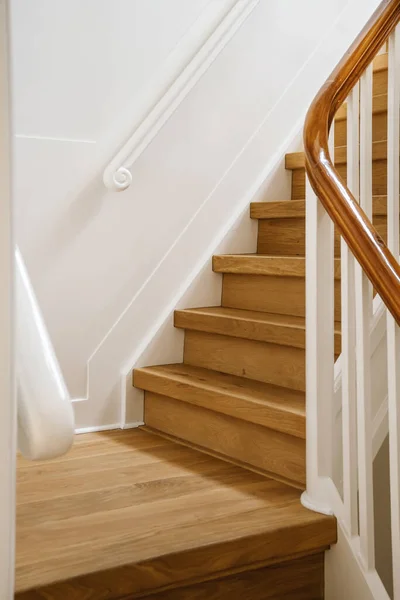 Удивительный дизайн деревянной лестницы с удобными перилами — стоковое фото