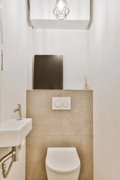 Schöne Toilette mit einem Regal — Stockfoto