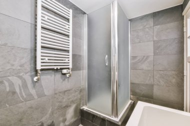 Gri renklerle inanılmaz bir banyo.