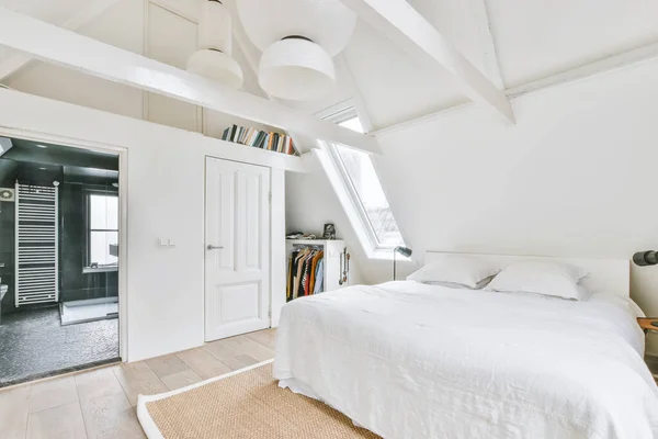 Dormitorio con una sábana blanca crujiente en la cama — Foto de Stock