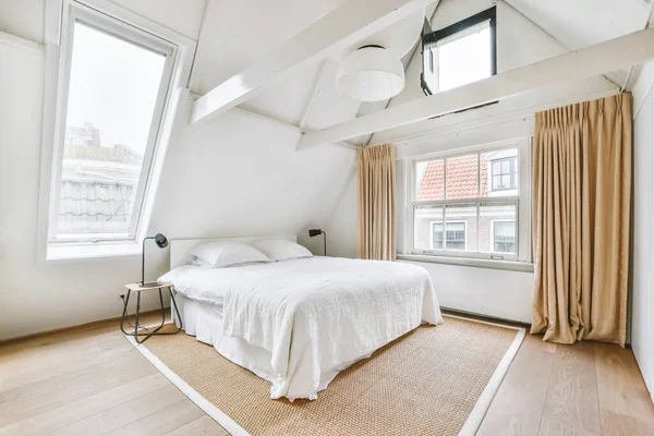 Dormitorio con una sábana blanca crujiente en la cama — Foto de Stock