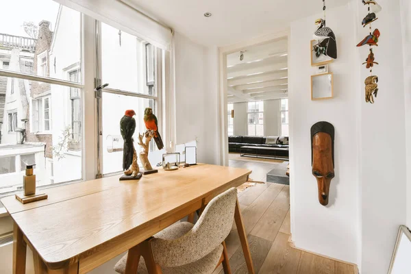 Increíble sala de trabajo con mesa de madera — Foto de Stock