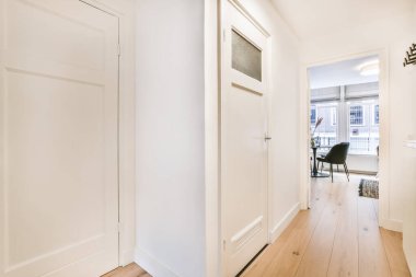 Ahşap zeminli şık, parlak koridor.