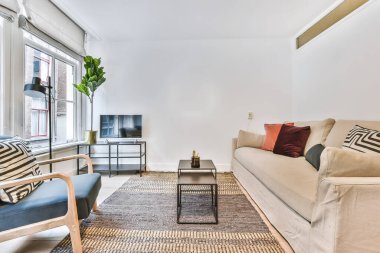 Bej kanepeli şık bir oturma odası.