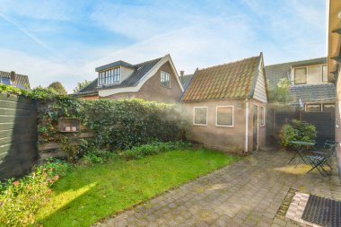 Kırmızı tuğlalı tek katlı bir ev.