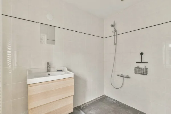 Geniş ve parlak modern banyo. — Stok fotoğraf