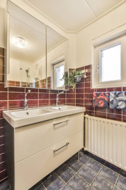 Mermer duvarlı banyo.