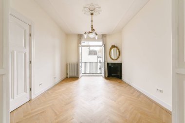 Siyah şöminesi ve büyük aynası olan harika bir oda.