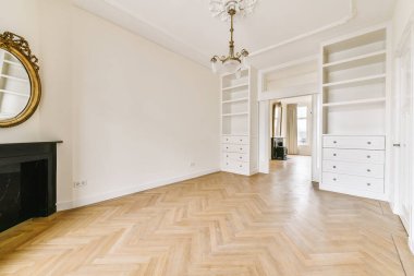 Siyah şöminesi ve büyük aynası olan harika bir oda.