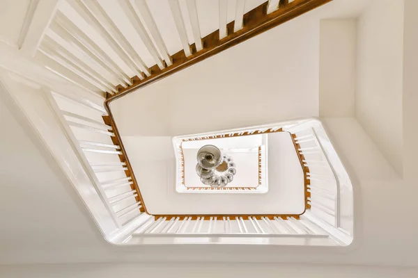 Erstaunliches Design einer Treppe mit hängenden Kronleuchtern — Stockfoto