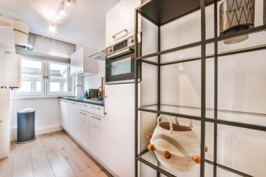 Ahşap zeminli inanılmaz uzun bir mutfak.