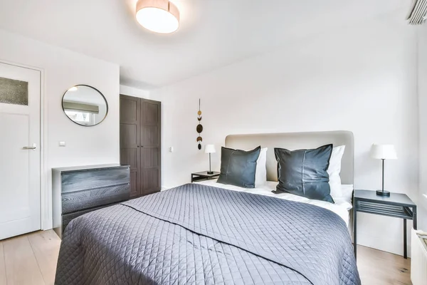 柔らかいベッド付きの素晴らしいベッドルーム — ストック写真